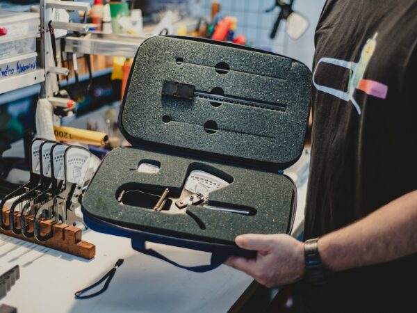 Quais ferramentas compõem um kit antropométrico e como elas garantem uma avaliação mais completa e detalhada?