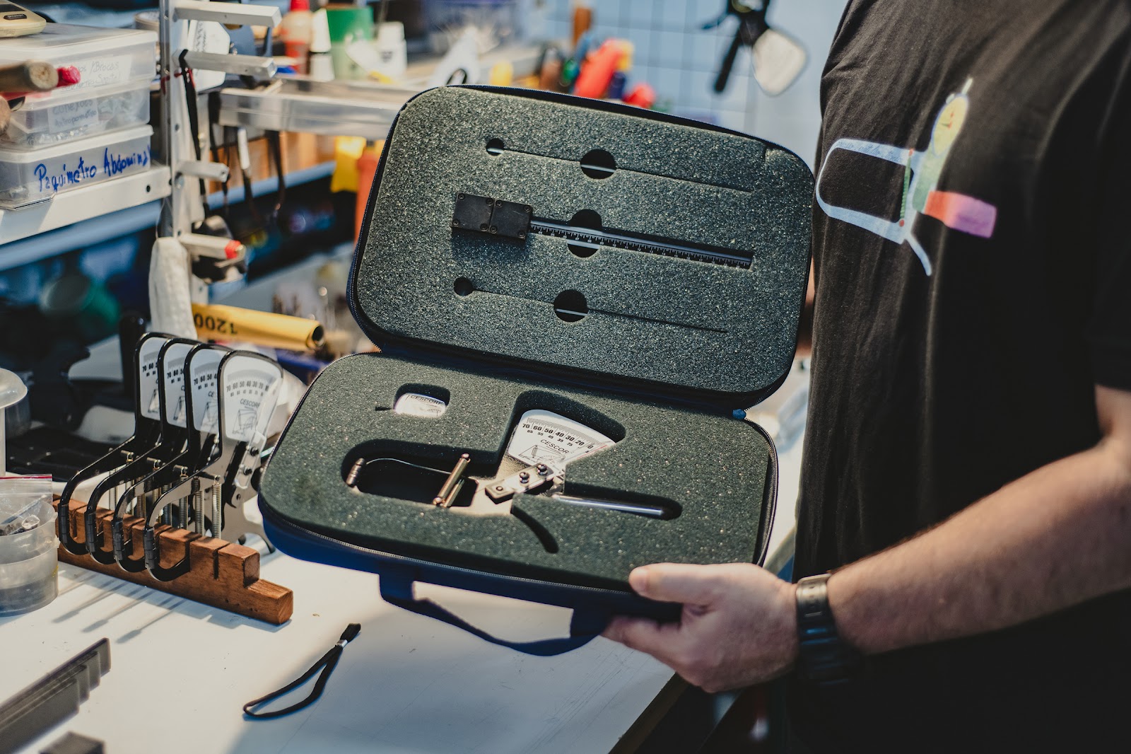 Quais ferramentas compõem um kit antropométrico e como elas garantem uma avaliação mais completa e detalhada?